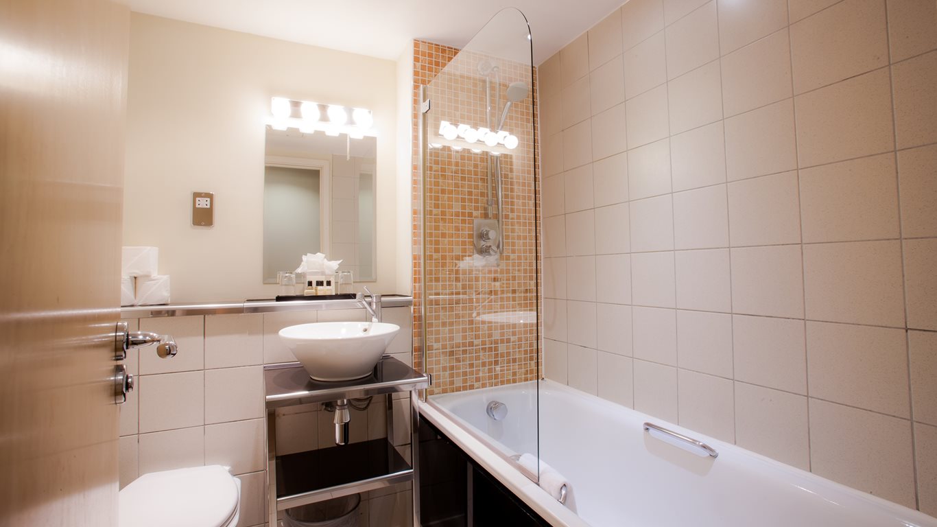 Studio Triple apartment | bathroom | Grand Plaza Serviced Apartment Hotel Bayswater